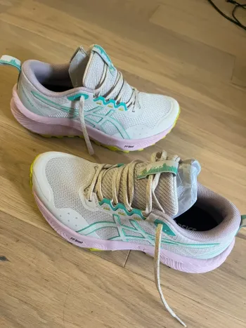 Used Asics Trabuco Terra 3 Running Shoes