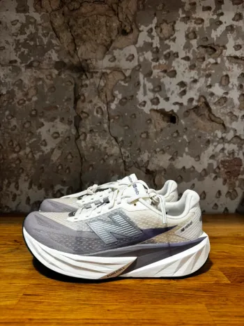 Used New Balance FuelCell Rebel v5 bike — image 4 of 10