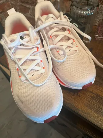 Käytetty Nike Vomero 18 Running Shoes