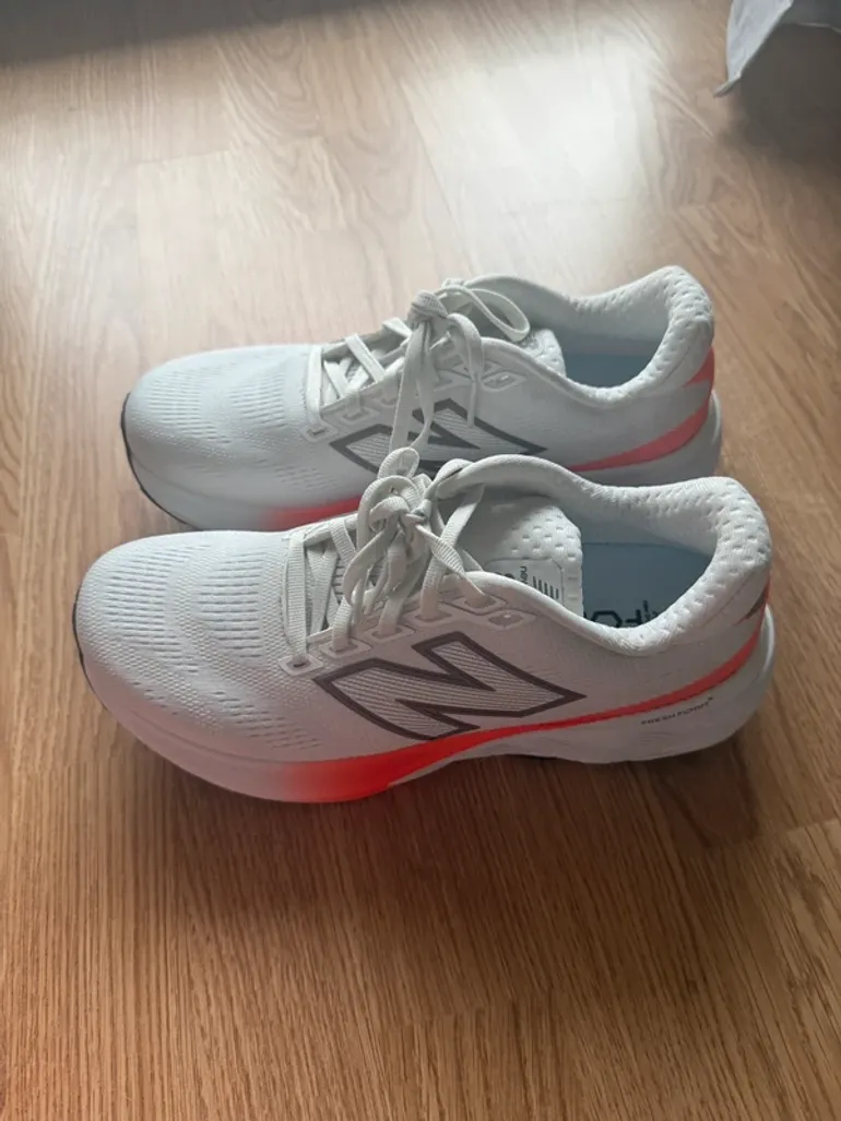 New Balance Fresh Foam 880 v15 bike usato — immagine 4 di 9