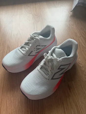 New Balance Fresh Foam 880 v15 bike usato — immagine 3 di 9