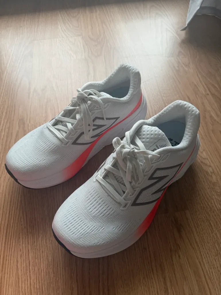New Balance Fresh Foam 880 v15 bike usato — immagine 3 di 9