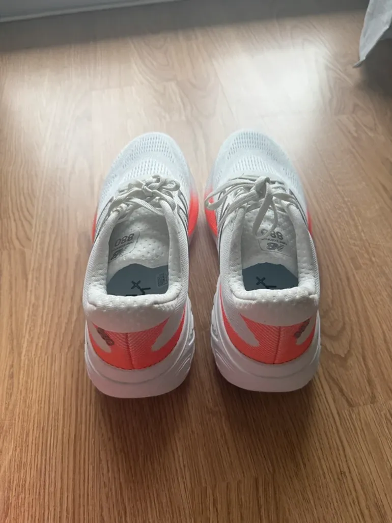 New Balance Fresh Foam 880 v15 bike usato — immagine 5 di 9