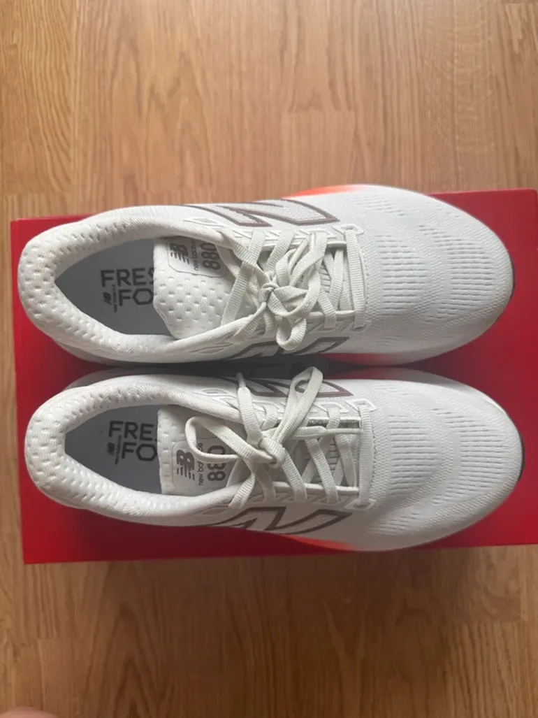 New Balance Fresh Foam 880 v15 bike usato — immagine 2 di 9