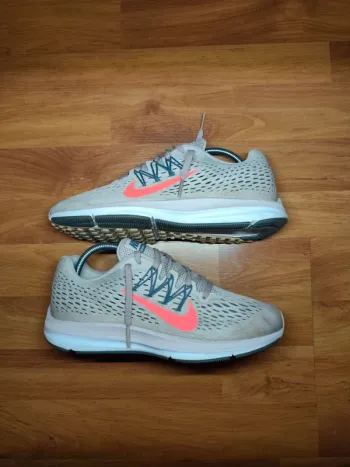 Käytetty Lightweight Nike Windflo 5 Running Shoes