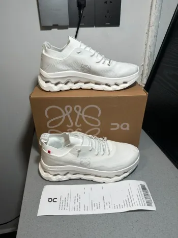Tweedehands On Running Cloutilt Running Shoes