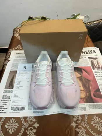 Tweedehands On Running Cloutilt Running Shoes