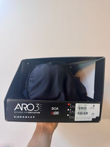 Tweedehands Oakley ARO3 Lite Helmet bike — afbeelding 3 van 4