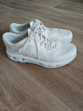 Used White Cloud Zone Running Shoes