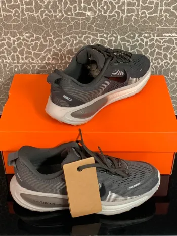 Tweedehands Nike Vomero 18 bike — afbeelding 6 van 15