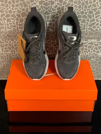 Tweedehands Nike Vomero 18 bike — afbeelding 9 van 15