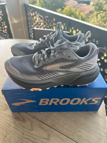 Used Brooks Cascadia 20 bike — image 5 of 6