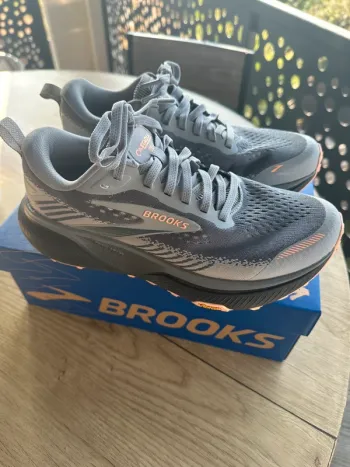 Used Brooks Cascadia 20 Running Shoes