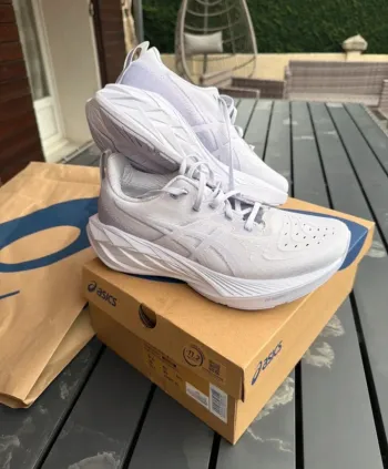 Asics Novablast Running Shoes usato