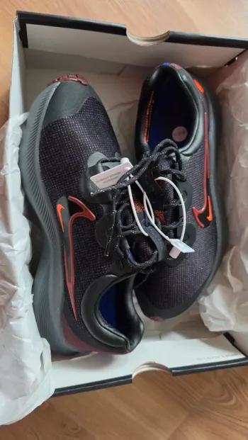 Used Nike Winflo 8 Shield Running Shoes