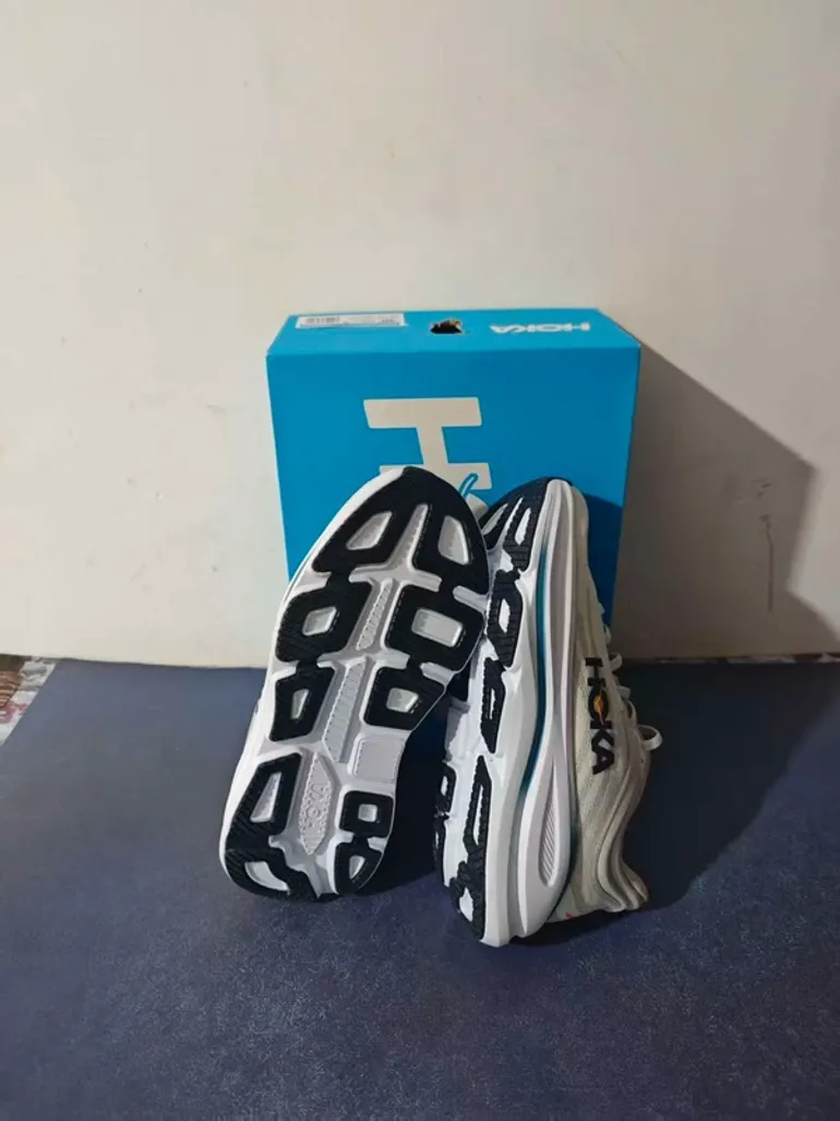 Tweedehands Hoka Shoes size 44 bike — afbeelding 2 van 5