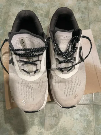 Used On Running Scarpe ON Running Shoes