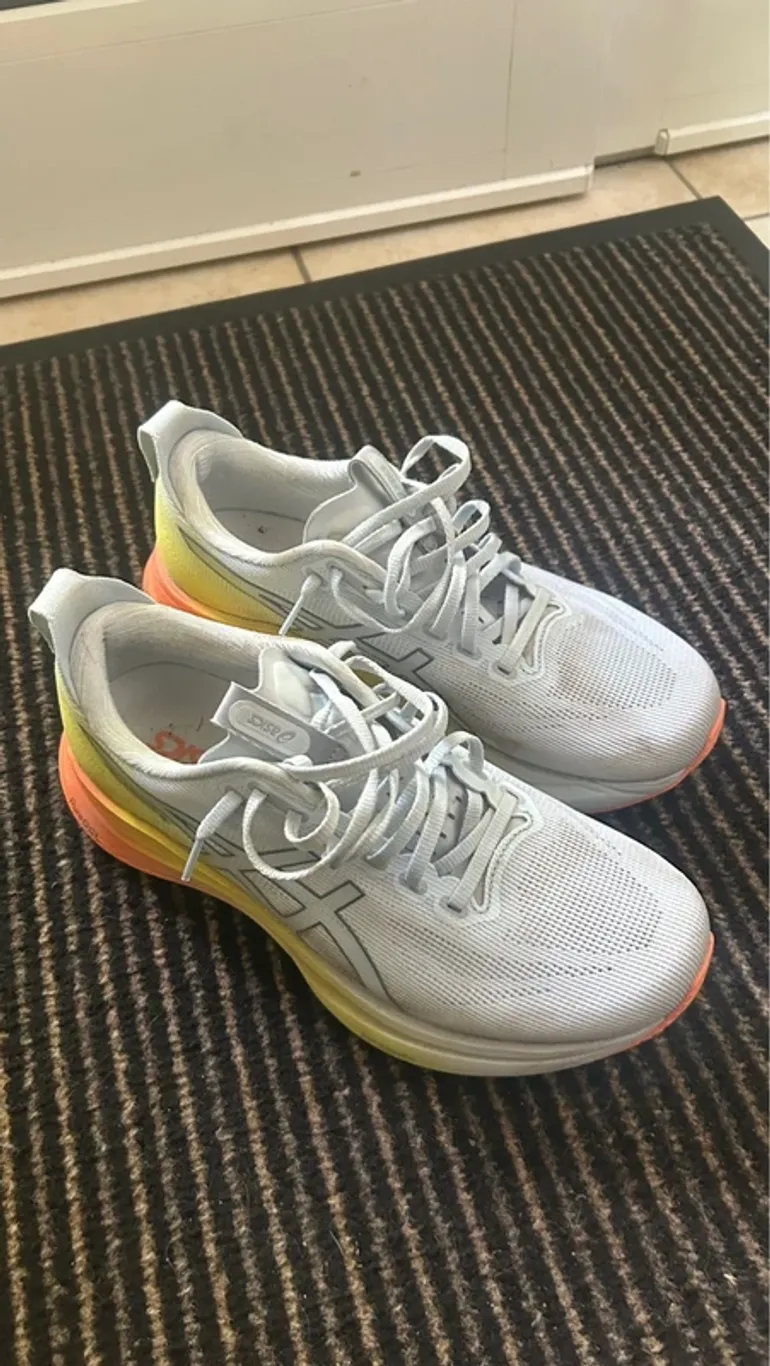 Tweedehands Asics Gel-Kayano 32 bike — afbeelding 2 van 4
