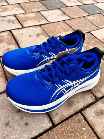 Used Asics Nimbus 28 Running Shoes