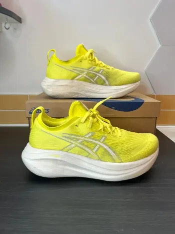 Asics Gel-Nimbus 27 Running Shoes usato