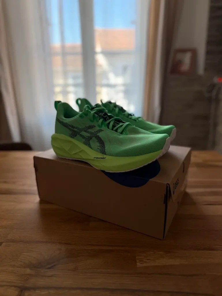 Asics Novablast 5 bike d'occasion — image 2 sur 6