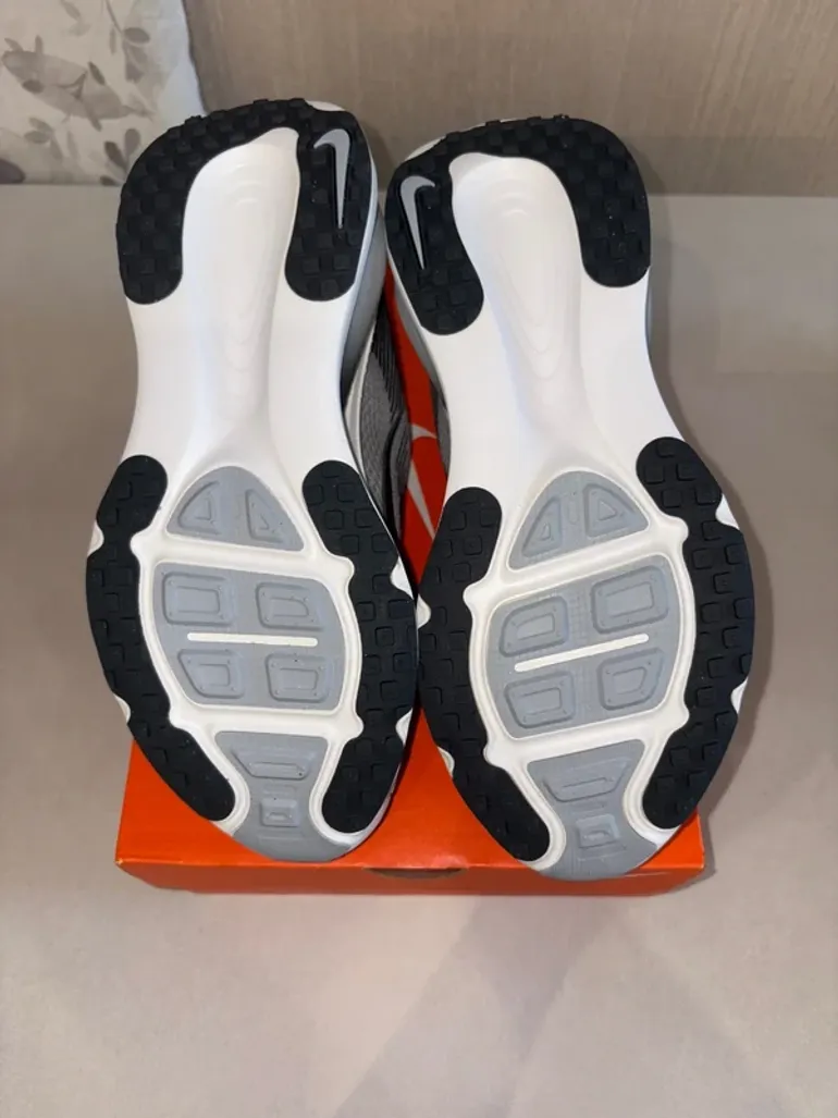 Nike Vomero 18 bike usato — immagine 9 di 14