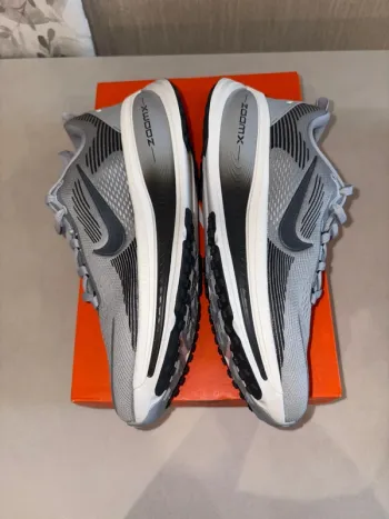 Nike Vomero 18 bike usato — immagine 8 di 14