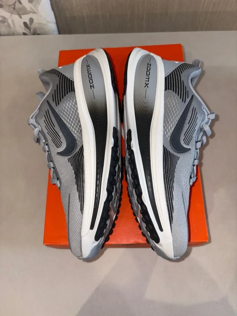 Nike Vomero 18 bike usato — immagine 8 di 14