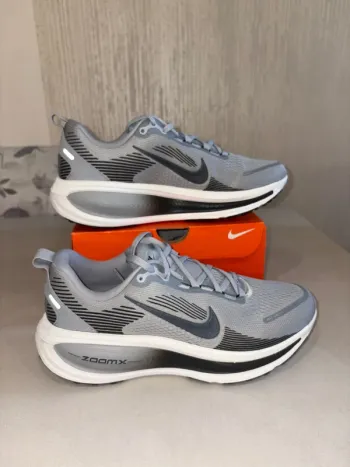 Nike Vomero 18 bike usato — immagine 4 di 14