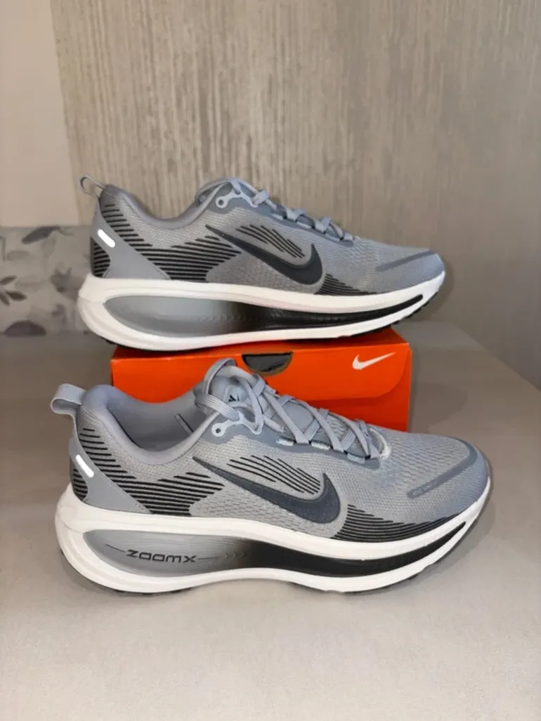 Nike Vomero 18 bike usato — immagine 4 di 14