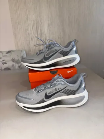 Nike Vomero 18 Running Shoes usato