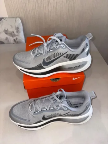 Nike Vomero 18 bike usato — immagine 2 di 14