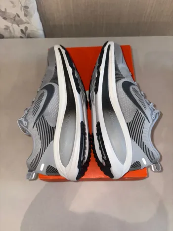 Nike Vomero 18 bike usato — immagine 7 di 14
