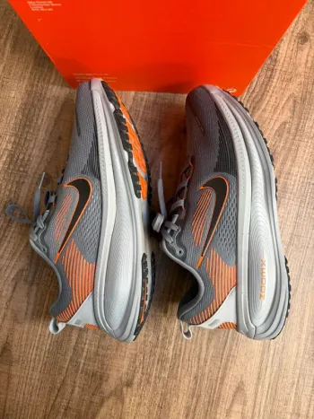Käytetty Nike Vomero 18 Running Shoes