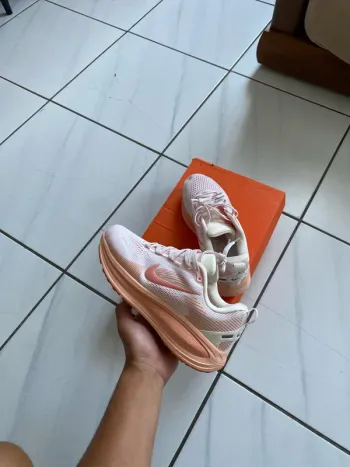 Used Nike Vomero 18 Running Shoes