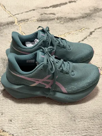 Použité Asics Novablast 6 Running Shoes