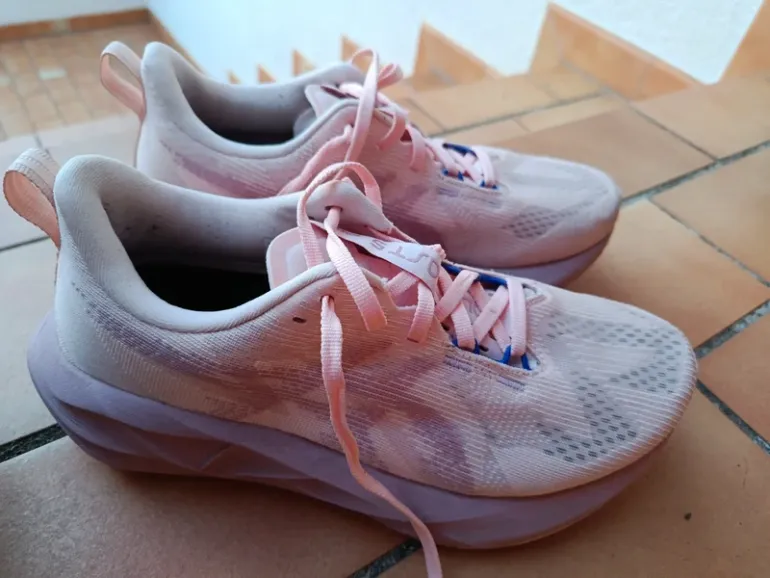 Używany Asics Novablast bike — zdjęcie 2 z 3