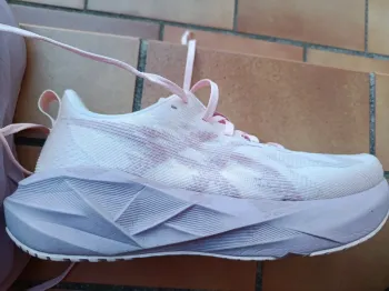 Używany Asics Novablast Running Shoes