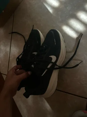 Käytetty Nike Vomero 18 Running Shoes
