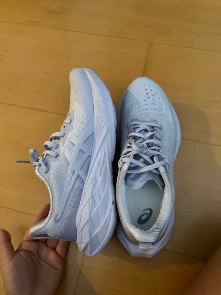 Used Asics Novoblast 4 bike — image 2 of 4