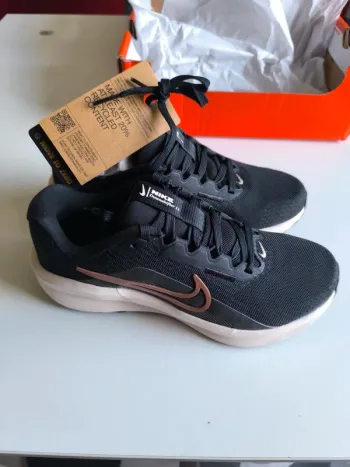 Used Nike sneakers bike — image 4 of 5