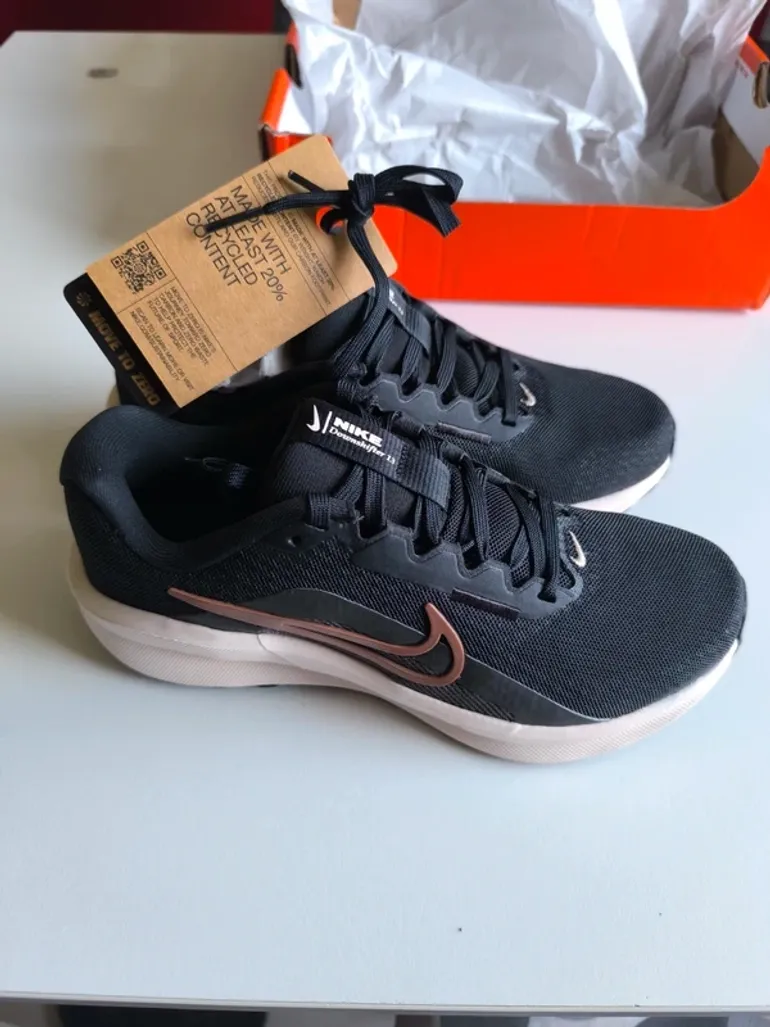 Used Nike sneakers bike — image 4 of 5