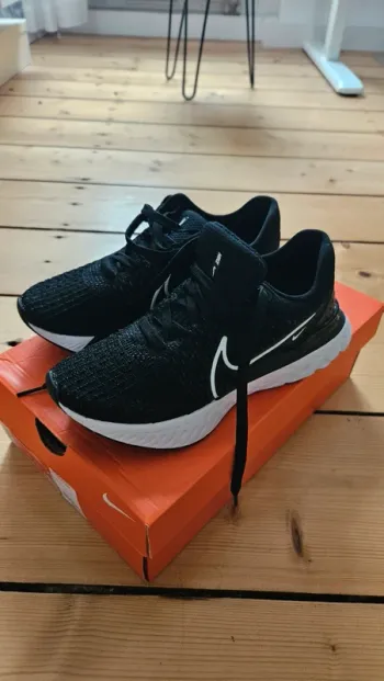 Used Nike Flyknit Running Shoes