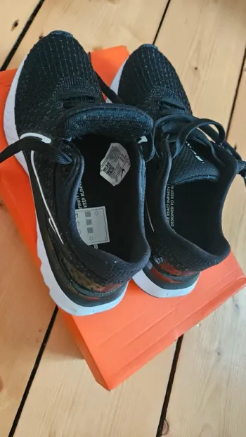 Used Nike Flyknit bike — image 2 of 2