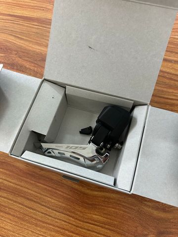 Brugt Shimano 105 Di2 FD 2025 bike — billede 2 af 8