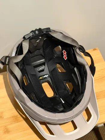Używany Uvex React MIPS 2026 bike — zdjęcie 4 z 5