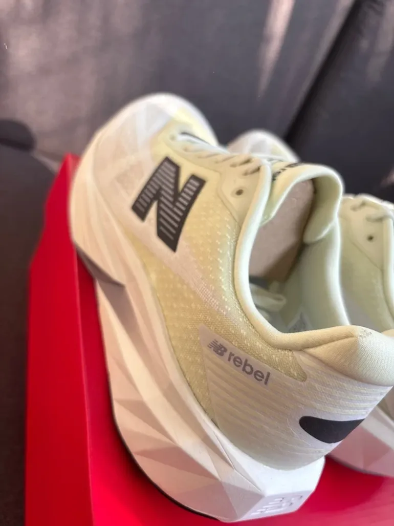 New Balance FuelCell Rebel V5 bike d'occasion — image 5 sur 8