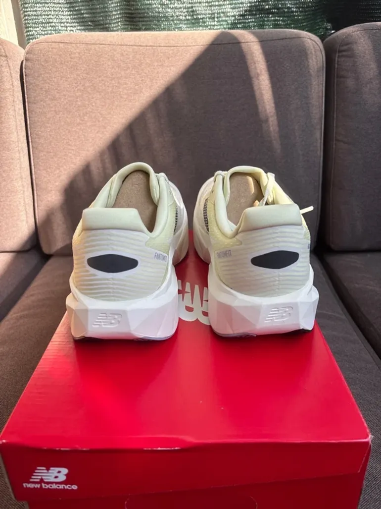 New Balance FuelCell Rebel V5 bike d'occasion — image 3 sur 8