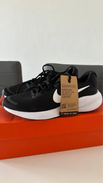 White Revolution 7 Running Shoes d'occasion