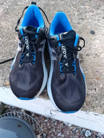 Asics Novablast 5 bike d'occasion — image 2 sur 4